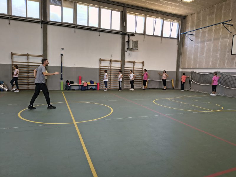 Attivita di gruppo durante una lezione di ginnastica dolce
