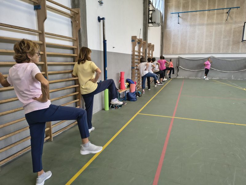 Attivita di gruppo durante una lezione di ginnastica dolce