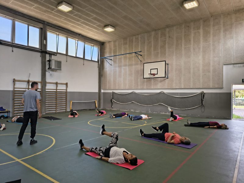 Attivita di gruppo durante una lezione di ginnastica dolce