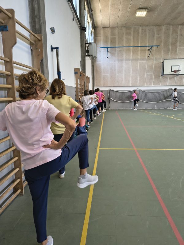Attivita di gruppo durante una lezione di ginnastica dolce