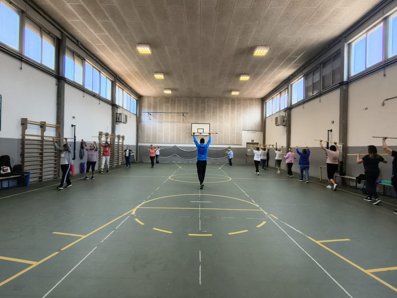 Esercizi di stretching e rilassamento durante una lezione di ginnastica dolce
