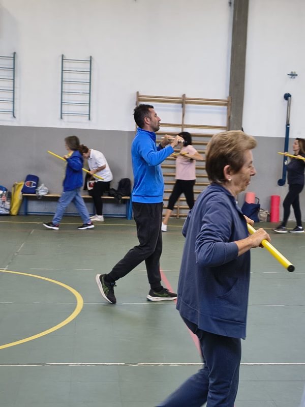 Esercizi di tono muscolare leggero durante una lezione di ginnastica dolce