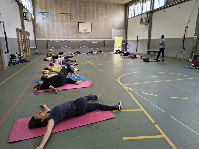 Attivita di gruppo durante una lezione di ginnastica dolce