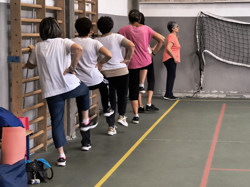 Attivita di gruppo durante una lezione di ginnastica dolce