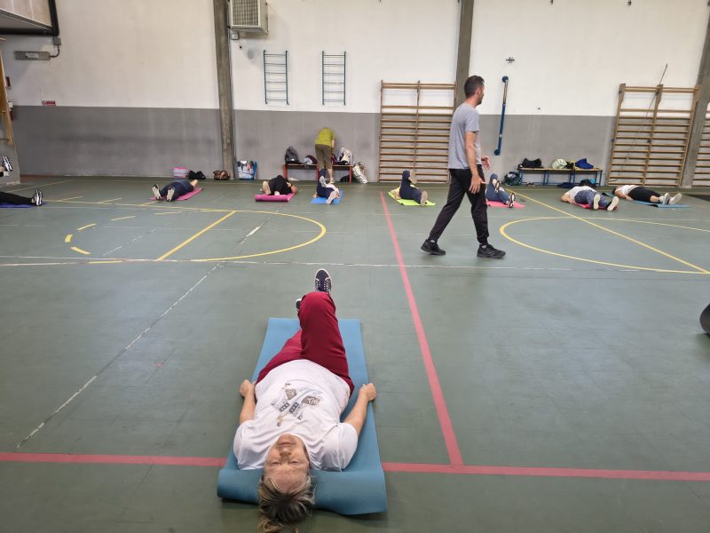 Attivita di gruppo durante una lezione di ginnastica dolce