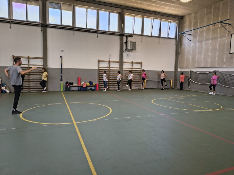 Attivita di gruppo durante una lezione di ginnastica dolce