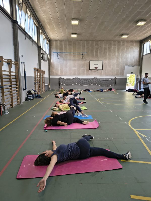 Attivita di gruppo durante una lezione di ginnastica dolce