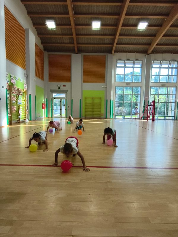 Bambini impegnati in attivita sportive e ricreative