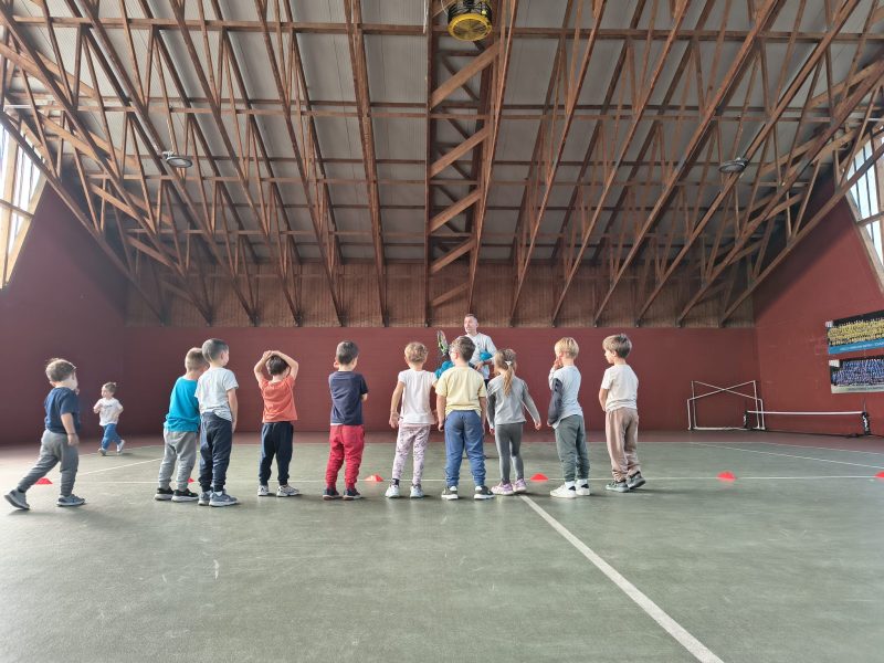 Bambini impegnati in attivita sportive e ricreative