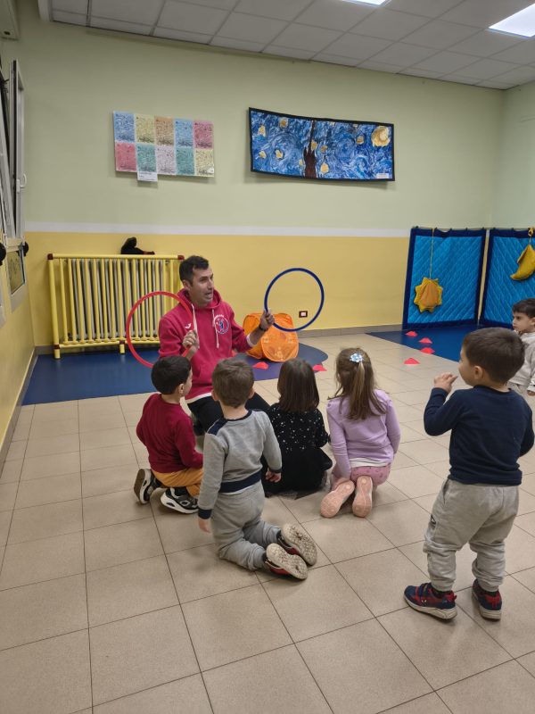 Bambini impegnati in attivita sportive e ricreative