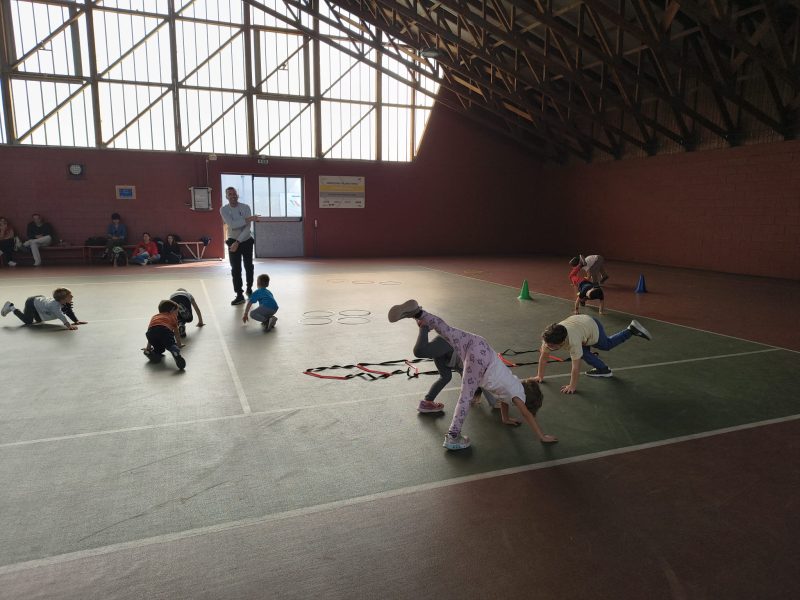 Bambini impegnati in attivita sportive e ricreative