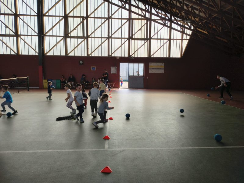 Bambini impegnati in attivita sportive e ricreative