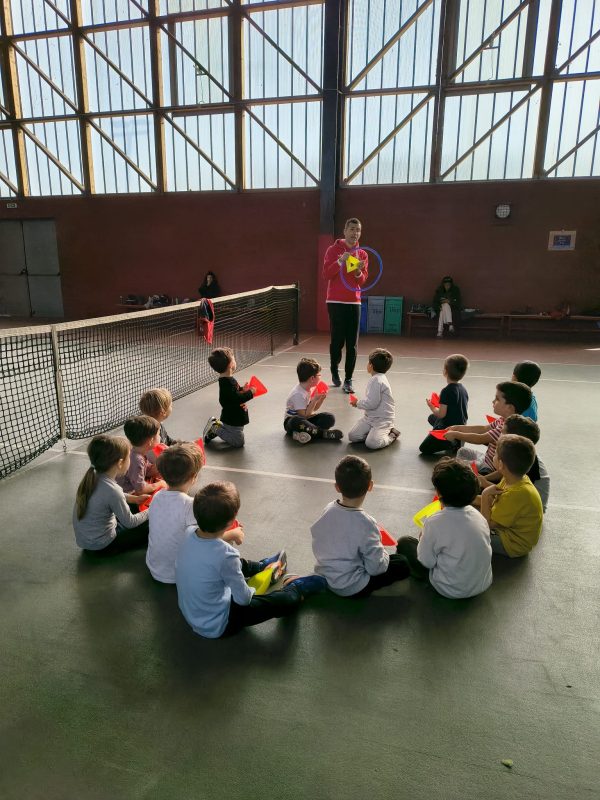 Bambini impegnati in attivita sportive e ricreative