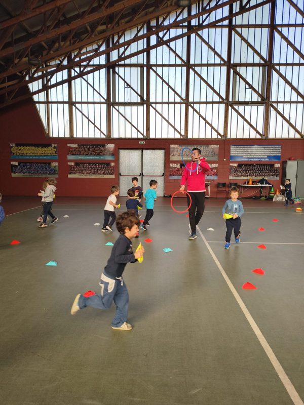Bambini impegnati in attivita sportive e ricreative
