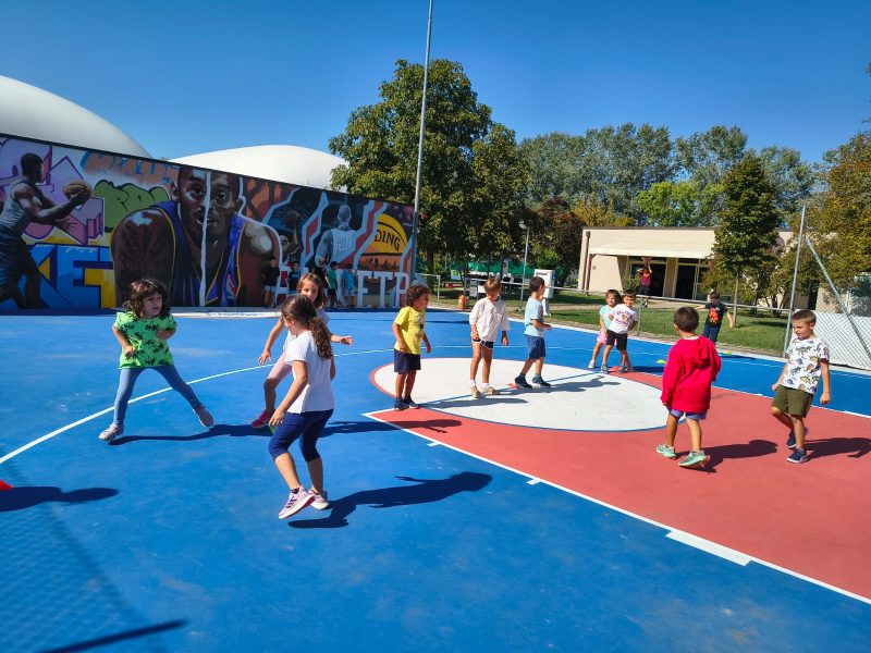 Bambini impegnati in attivita sportive e ricreative