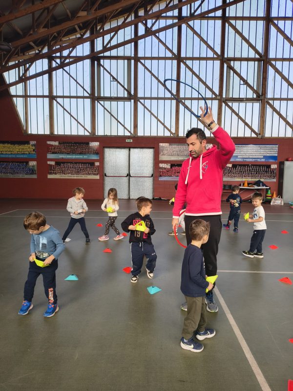 Bambini impegnati in attivita sportive e ricreative