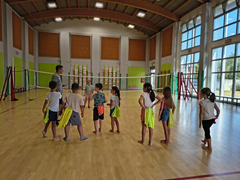 Bambini impegnati in attivita sportive e ricreative