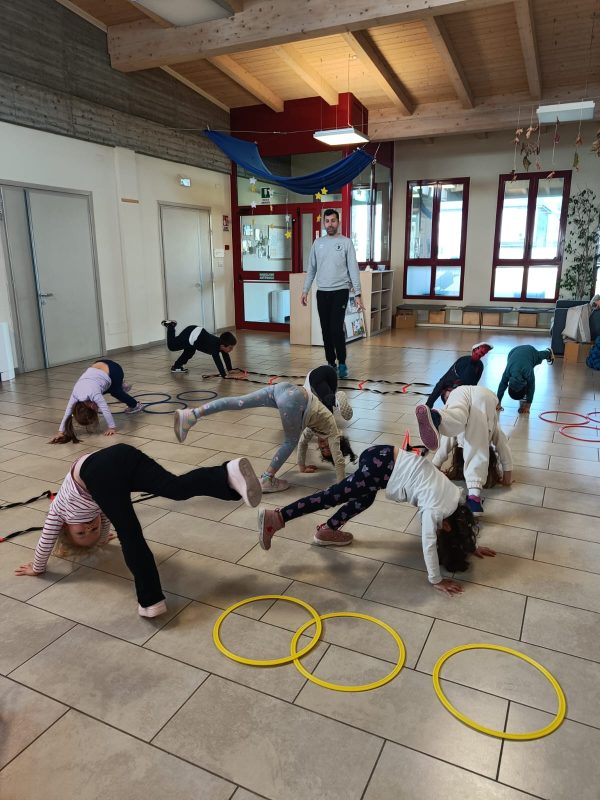 Bambini impegnati in attivita sportive e ricreative