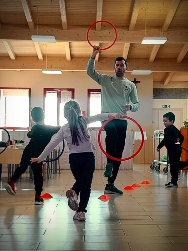 Bambini impegnati in attivita sportive e ricreative