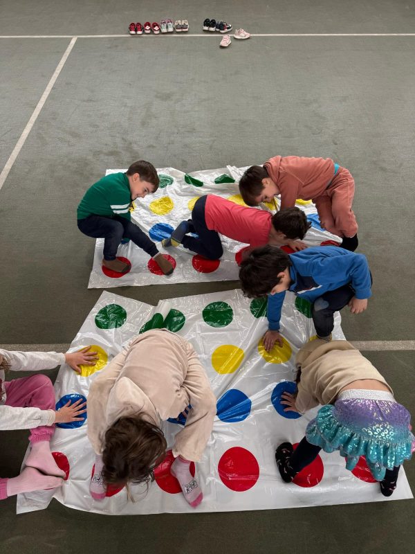 Bambini impegnati in attivita sportive e ricreative