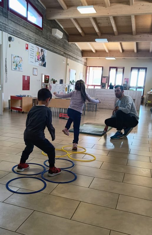 Bambini impegnati in attivita sportive e ricreative
