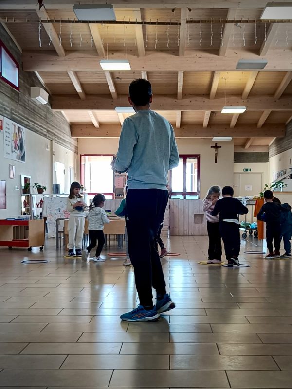 Bambini impegnati in attivita sportive e ricreative