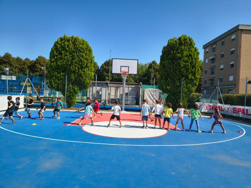 Bambini impegnati in attivita sportive e ricreative